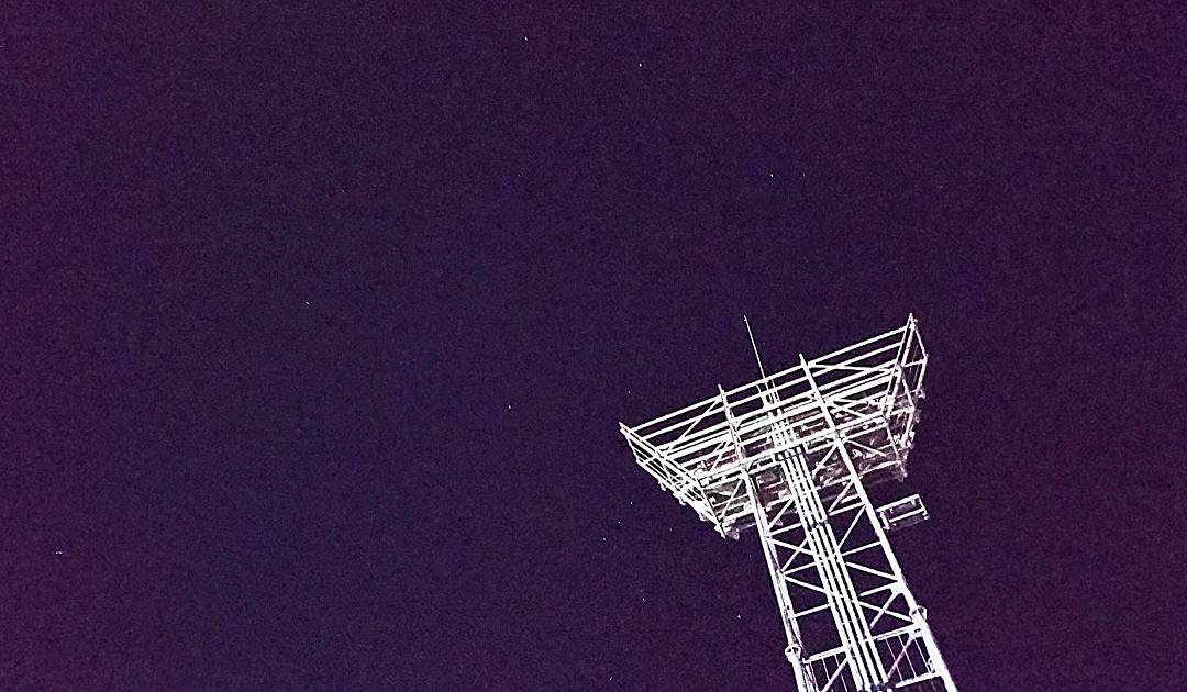 夜空と電波塔